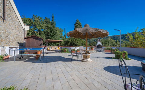 Bellavista Tuscany Apartment Panoramic Terrace: Lucht, Fabriek, Eigendom, Schaduw, Bloempot, Gebouw, Tafel, Buitenmeubels, Stedelijk Ontwerp, Paraplu