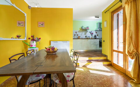 Bellavista Tuscany Apartment Panoramic Terrace: Tafel, Meubilair, Eigendom, Hout, Stoel, Fotolijst, Verf, Interieur Ontwerp, Flooring, Verdieping