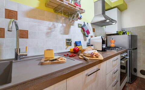 Bellavista Tuscany Apartment Panoramic Terrace: Cabinetry, Eigendom, Countertop, Voedsel, Keuken, Oranje, Interieur Ontwerp, Hout, Flooring, Verdieping