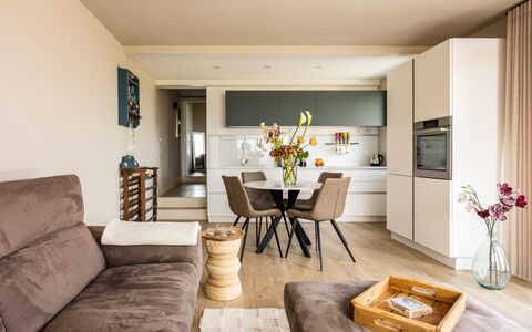 Melaiolo Modern Apartment With Pool, Montaione, To: Meubilair, Interieur Ontwerp, Flooring, Verdieping, Bankstel, Muur, Kamer, Stoel, Tafel, Woonkamer