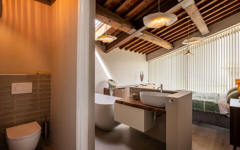 Melaiolo Modern Apartment With Pool, Montaione, To: Interieur Ontwerp, Loodgieterswerkinrichting, Flooring, Hout, Plafond, Verdieping, Verlichting, Loodgieter, Badkamer, Huis