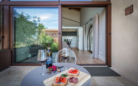 Melaiolo Modern Apartment With Pool, Montaione, To: Tableware, Tafel, Voedsel, Deur, Hout, Fabriek, Interieur Ontwerp, Flooring, Verdieping