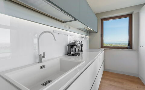 Melaiolo Modern Apartment With Pool, Montaione, To: Eigendom, Kraan, Badkamerkast, Loodgieterswerkinrichting, Cabinetry, Wastafel, Gebouw, Venster, Badkamer, Verdieping