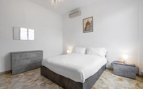 Romina Apartment, Florence, Campo Marte: Verdieping, Flooring, Interieur Ontwerp, Appartement, Plafond, Slaapkamer, Bed, Bedding, Hotel