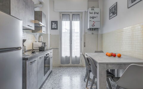 Romina Apartment, Florence, Campo Marte: Flooring, Interieur Ontwerp, Verdieping, Meubilair, Keuken, Plafond, Countertop, Appartement, Major Appliance, Kamer