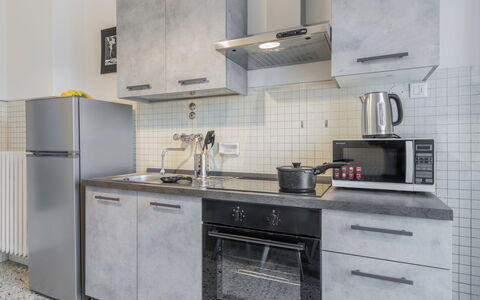 Romina Apartment, Florence, Campo Marte: Keuken, Toestel Van De Keuken, Countertop, Major Appliance, Fornuis, Flooring, Cabinetry, Huishoudapparatuur, Interieur Ontwerp, Meubilair