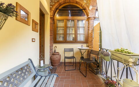 Lounge Flat Camaiore, Wifi, Versilia Coast: Meubilair, Fotolijst, Eigendom, Stoel, Gebouw, Tafel, Hout, Interieur Ontwerp, Fabriek, Architectuur