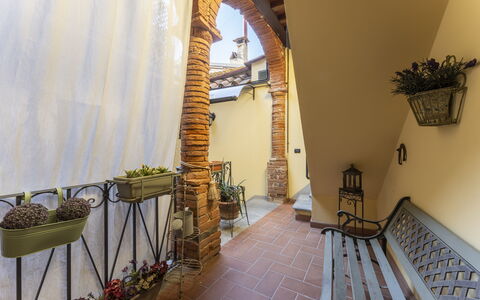 Lounge Flat Camaiore, Wifi, Versilia Coast: Fabriek, Gebouw, Hout, Kamerplant, Verdieping, Muur, Flooring, Stoel, Huis, Onroerend Goed