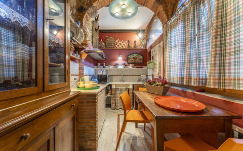 Lounge Flat Camaiore, Wifi, Versilia Coast: Tafel, Meubilair, Eigendom, Hout, Interieur Ontwerp, Stoel, Verlichting, Cabinetry, Gebouw, Venster