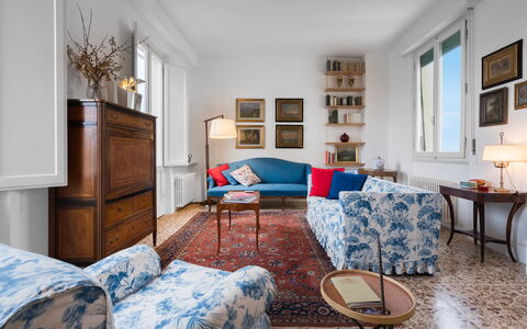 Orto Botanico Apartment With Terrace And Dome View: Fotolijst, Meubilair, Tafel, Eigendom, Cabinetry, Blauw, Azure, Hout, Interieur Ontwerp, Comfort