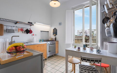 Orto Botanico Apartment With Terrace And Dome View: Meubilair, Eigendom, Cabinetry, Countertop, Tafel, Keuken, Interieur Ontwerp, Hout, Fornuis, Verdieping