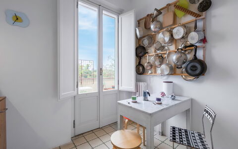 Orto Botanico Apartment With Terrace And Dome View: Tafel, Eigendom, Meubilair, Venster, Interieur Ontwerp, Hout, Verlichting, Verdieping, Stellingen