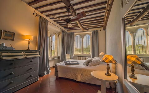 Villa Bongi: Muur, Meubilair, Interieur Ontwerp, Bed, Slaapkamer, Verlichting, Kamer, Laken, Plafond, Verdieping