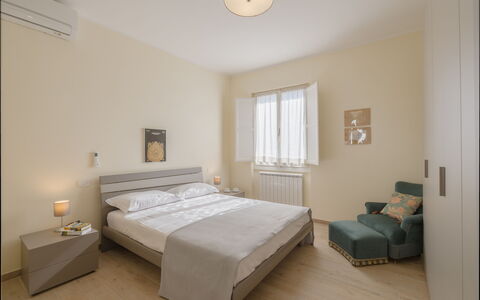 Casa Maria: Meubilair, Bed, Interieur Ontwerp, Slaapkamer, Muur, Verdieping, Flooring, Bedding, Laken, Hout