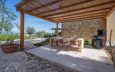 Punteriolo Spereto Family Apartment With Pool,: Fabriek, Tafel, Meubilair, Bloempot, Lucht, Schaduw, Hout, Kamerplant, Interieur Ontwerp, Stoel