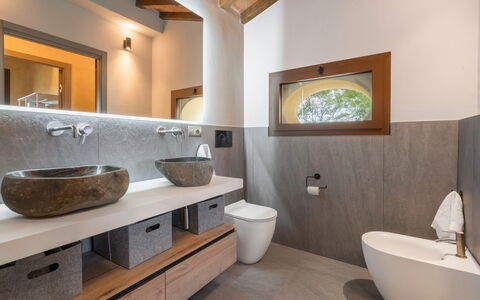 Punteriolo Spereto Family Apartment With Pool,: Bruin, Spiegel, Kraan, Loodgieterswerkinrichting, Eigendom, Wastafel In De Badkamer, Badkamerkast, Wastafel, Badkamer, Hout