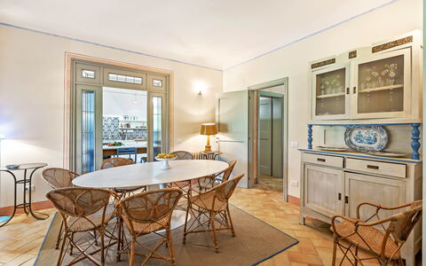 Casale Rosa: Meubilair, Interieur Ontwerp, Flooring, Hout, Verdieping, Stoel, Tafel, Eetkamer, Keuken En Eettafel, Plafond