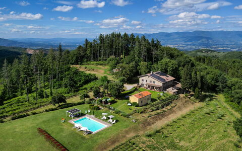 Montelucci Chianti Agrivilla: Wolk, Lucht, Fabriek, Eigendom, Berg, Blauw, Natuurlijk Landschap, Boom, Land Lot, Huis