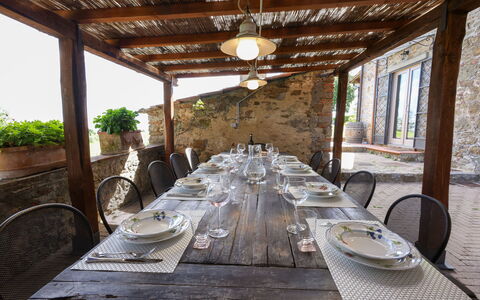 Montelucci Chianti Agrivilla: Tafel, Fabriek, Meubilair, Tableware, Stoel, Gebouw, Hout, Verlichting, Interieur Ontwerp, Boom