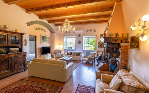 Montelucci Chianti Agrivilla: Fotolijst, Bankstel, Verlichting, Interieur Ontwerp, Geel, Verdieping, Woonkamer, Hout, Lamp, Decoratie