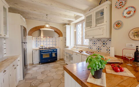 Montelucci Chianti Agrivilla: Cabinetry, Eigendom, Countertop, Keuken, Hout, Interieur Ontwerp, Architectuur, Tafel, Verdieping, Flooring