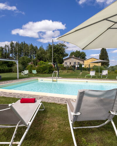 Montelucci Chianti Agrivilla: Water, Wolk, Lucht, Meubilair, Eigendom, Zwembad, Gebouw, Schaduw, Fabriek, Buitenmeubels