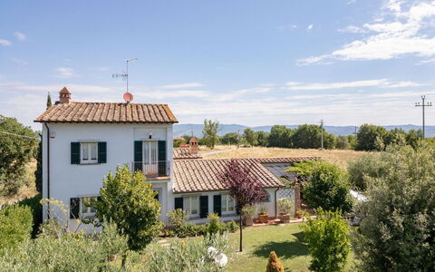 Villa Elena: Lucht, Gebouw, Huis, Woongebied, Dak, Huis, Struik, Verblijf, Land Lot