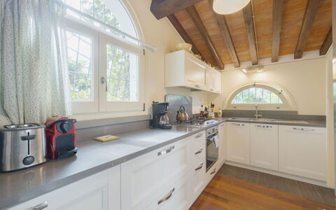 Villa Elena: Keuken, Interieur Ontwerp, Countertop, Hout, Plafond, Toestel Van De Keuken, Cabinetry, Flooring, Major Appliance, Meubilair