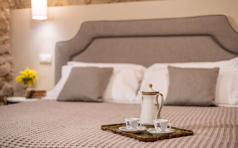 Maccari Suite: Meubilair, Slaapkamer, Interieur Ontwerp, Bed, Bedding, Laken, Linens, Textiel, Verlichting, Kamer