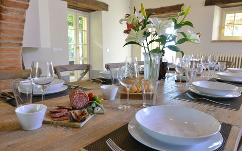 Villa Il Troscione: Meubilair, Tableware, Tafel, Stoel, Hout, Interieur Ontwerp, Keuken En Eettafel, Serveware, Eetkamer, Flooring