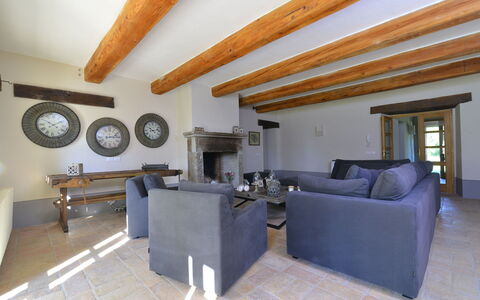 Villa Il Troscione: Meubilair, Interieur Ontwerp, Muur, Flooring, Hout, Verdieping, Plafond, Kamer, Bankstel, Woonkamer