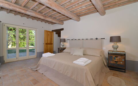 Villa Il Troscione: Meubilair, Bed, Interieur Ontwerp, Slaapkamer, Flooring, Hout, Verdieping, Bedding, Laken, Huis