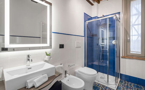 La Capanna, Borgo Campassini, Monteriggioni: Interieur Ontwerp, Flooring, Verdieping, Loodgieterswerkinrichting, Wastafel, Badkamer, Huis, Plafond, Appartement, Kamer