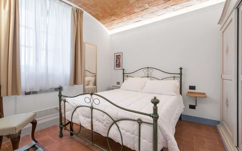 Le Volte, Borgo Campassini, Monteriggioni: Bed, Muur, Interieur Ontwerp, Meubilair, Slaapkamer, Plafond, Kamer, Verdieping, Bedding, Bed Frame