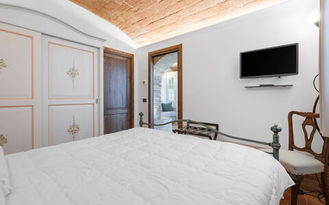 Le Volte, Borgo Campassini, Monteriggioni: Slaapkamer, Meubilair, Interieur Ontwerp, Bed, Muur, Laken, Bedding, Plafond, Bed Frame, Verlichting