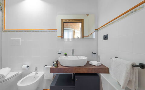 Le Volte, Borgo Campassini, Monteriggioni: Interieur Ontwerp, Loodgieterswerkinrichting, Flooring, Badkamer, Wastafel In De Badkamer, Wastafel, Muur, Verdieping, Hout, Kraan