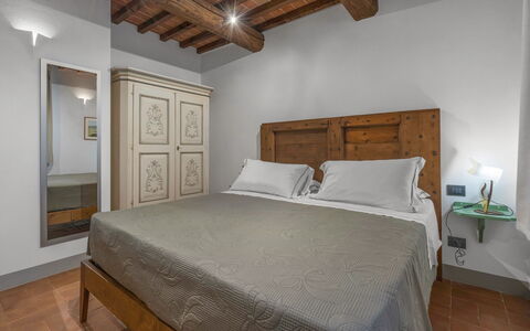 Le Torri, Borgo Campassini, Monteriggioni: Meubilair, Slaapkamer, Interieur Ontwerp, Bed, Flooring, Plafond, Kamer, Laken, Verdieping, Bedding
