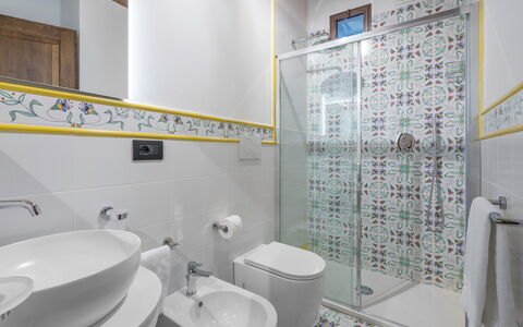 Le Torri, Borgo Campassini, Monteriggioni: Interieur Ontwerp, Flooring, Verdieping, Loodgieterswerkinrichting, Tegel, Kraan, Badkamer, Loodgieter, Kamer, Wastafel