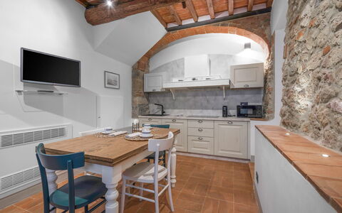 Le Torri, Borgo Campassini, Monteriggioni: Meubilair, Interieur Ontwerp, Flooring, Plafond, Keuken, Verdieping, Countertop, Cabinetry, Verlichting, Kamer
