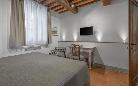 Le Torri, Borgo Campassini, Monteriggioni: Interieur Ontwerp, Plafond, Kamer, Bed Frame, Slaapkamer, Hardwood, Beits, Fotolijst, Lamp, Lichte Inrichting
