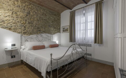 La Piazzetta, Borgo Campassini, Monteriggioni: Interieur Ontwerp, Slaapkamer, Meubilair, Plafond, Bed, Kamer, Flooring, Verdieping, Bedding, Verlichting