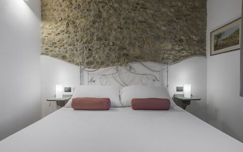 La Piazzetta, Borgo Campassini, Monteriggioni: Muur, Slaapkamer, Interieur Ontwerp, Bed, Bedding, Laken, Plafond, Verdieping, Linens, Kamer