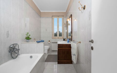 Borgo House In Florentine Hills With Pool: Flooring, Loodgieterswerkinrichting, Badkamer, Bad, Verdieping, Interieur Ontwerp, Kraan, Wastafel, Loodgieter, Verlichting