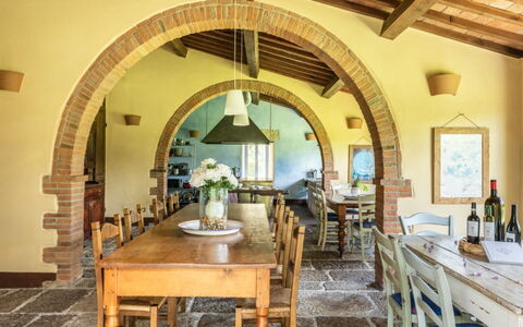 Podere Monti: Meubilair, Muur, Hout, Interieur Ontwerp, Tafel, Huis, Plafond, Keuken En Eettafel, Stoel, Eetkamer