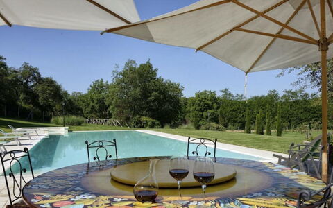 Mulino della Villa: Meubilair, Tuin, Schaduw, Stoel, Buitenmeubels, Waterpartij, Landscaping, Vijver, Zwembad, Werf