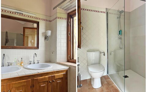 Villa la Felce: Badkamer, Loodgieterswerkinrichting, Muur, Interieur Ontwerp, Flooring, Verdieping, Wastafel, Wastafel In De Badkamer, Kraan, Loodgieter