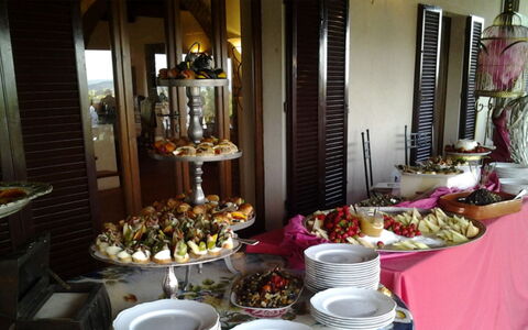 Villa del Lago: Meubilair, Tafel, Tableware, Serveware, Stoel, Dishware, Restaurant, Tafelkleed, Bord, Voedsel
