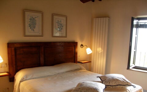 Borgo di Fighine: Bed, Meubilair, Slaapkamer, Bedding, Laken, Muur, Interieur Ontwerp, Hout, Verdieping, Flooring