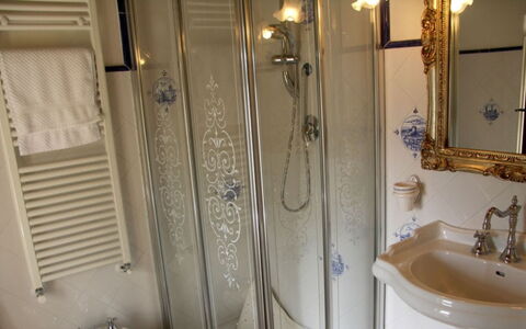 Borgo di Fighine: Muur, Interieur Ontwerp, Loodgieterswerkinrichting, Verlichting, Kraan, Loodgieter, Badkamer, Kamer, Verdieping, Spiegel