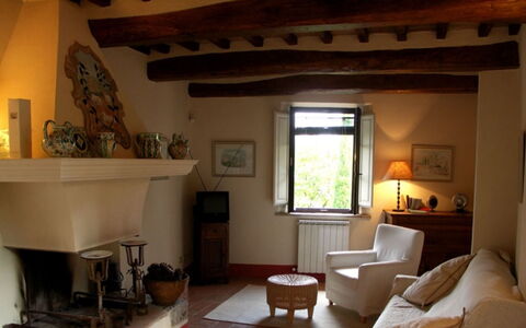 Borgo di Fighine: Meubilair, Muur, Interieur Ontwerp, Hout, Flooring, Kamer, Woonkamer, Fotolijst, Verlichting, Verdieping